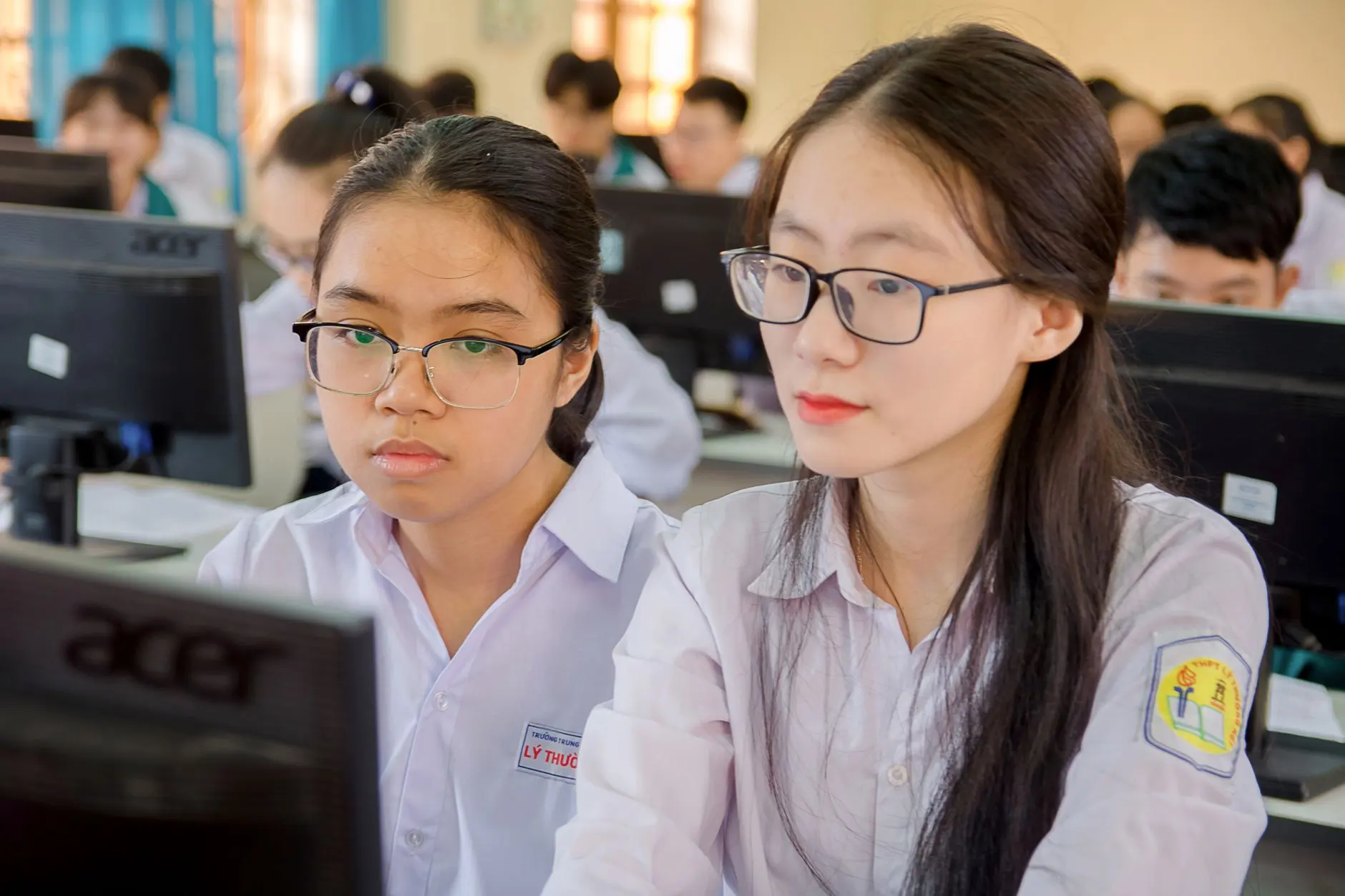 铝合金门窗与塑钢门窗在西南地区建筑中的性能对比分析