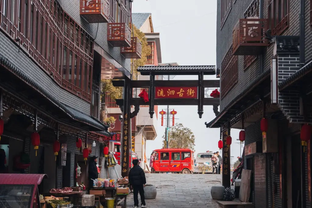 重庆建筑幕墙工程中玻璃幕墙与铝合金门窗的协同设计要点