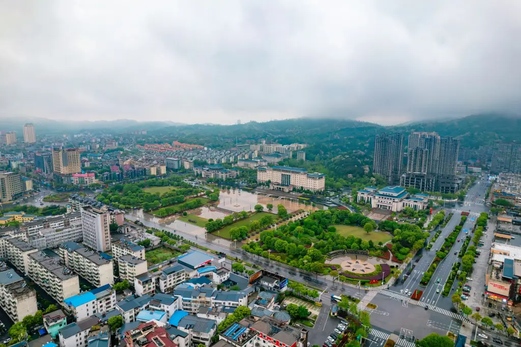 重庆地区玻璃幕墙工程节能设计与施工技术要点解析